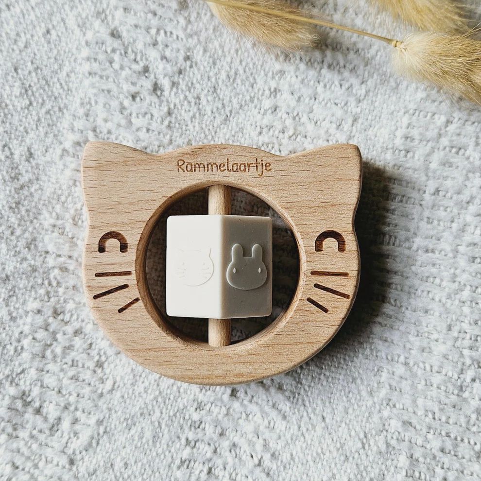 Houten rammelaar kat