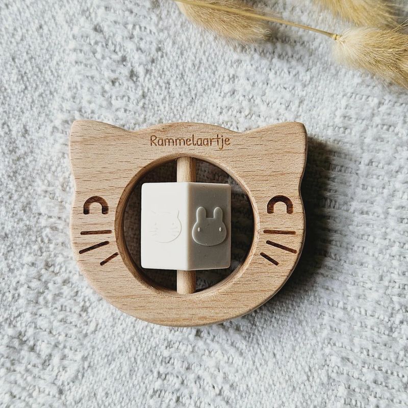 Houten rammelaar kat