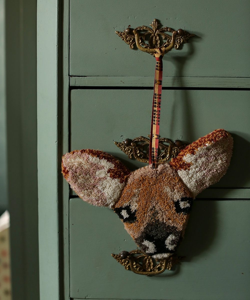 Francis Fawn Gift hanger