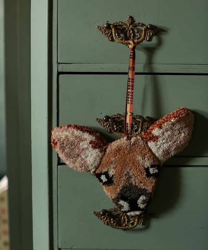 Francis Fawn Gift hanger