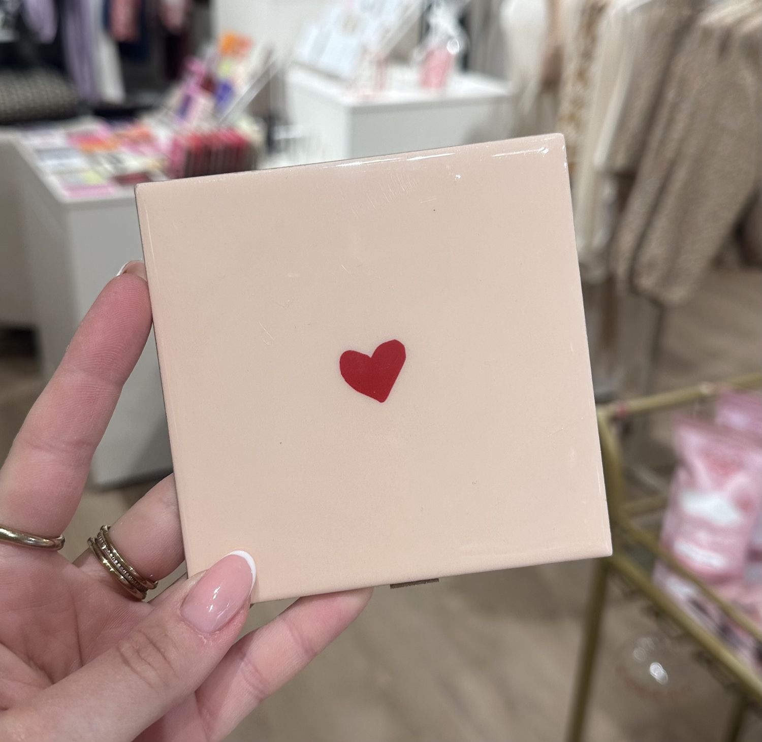 Tegeltje &#39;hartje&#39; - beige
