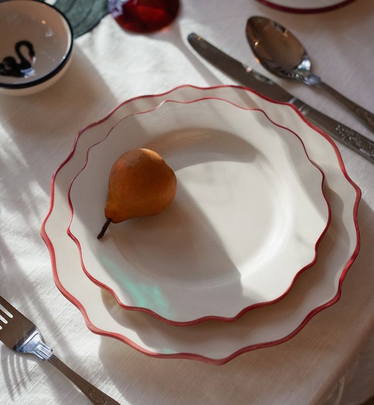 Ontbijtbord 'Carmine Scalloped'
