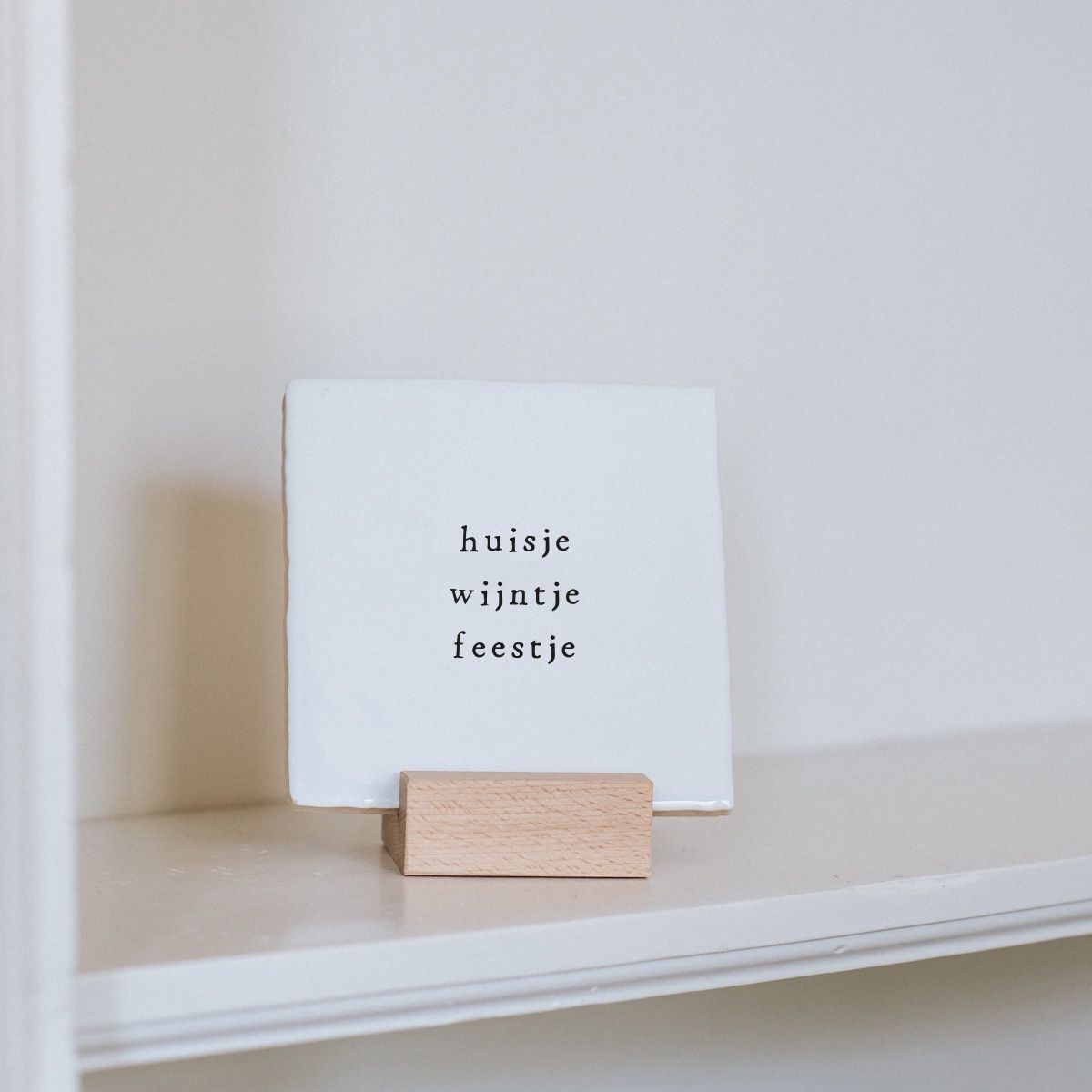 Tegeltje 13x13 'huisje wijntje feestje'