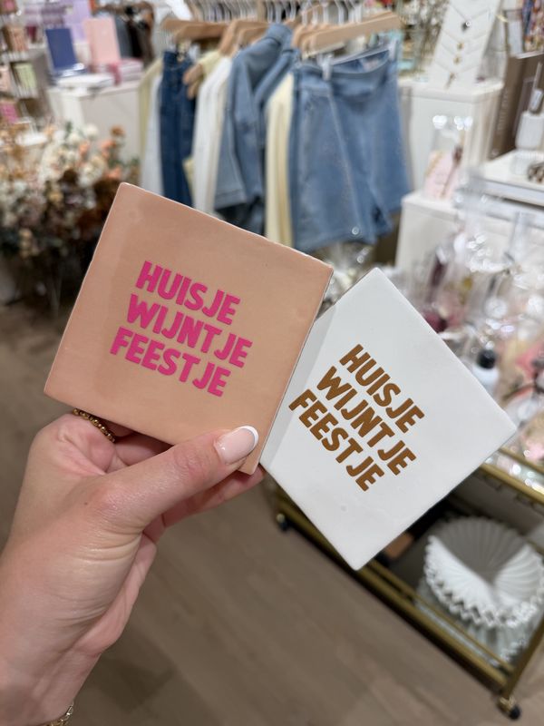 Tegeltje 'huisje, wijntje, feestje'