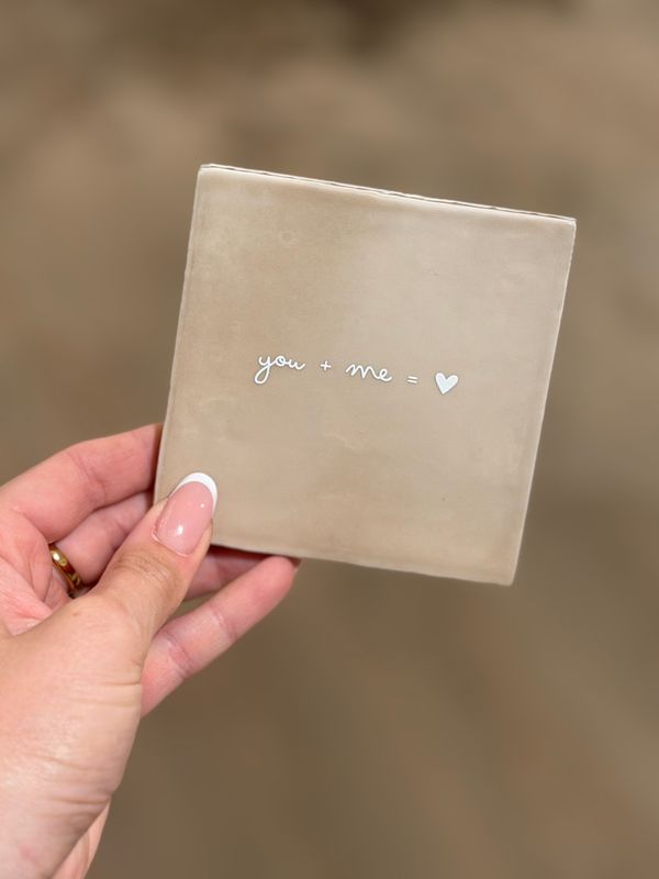 Tegeltje 'You + me = ❤️' | beige/wit