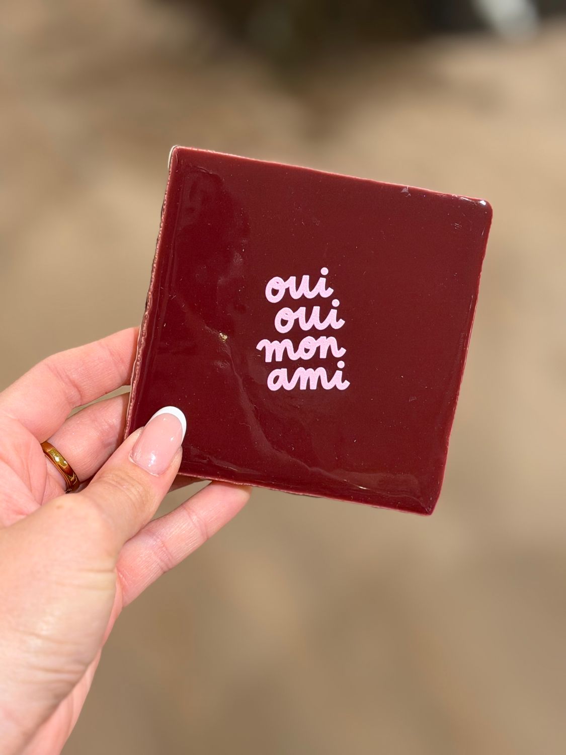 Tegeltje 'Oui oui, mon ami' | burgundy/roze