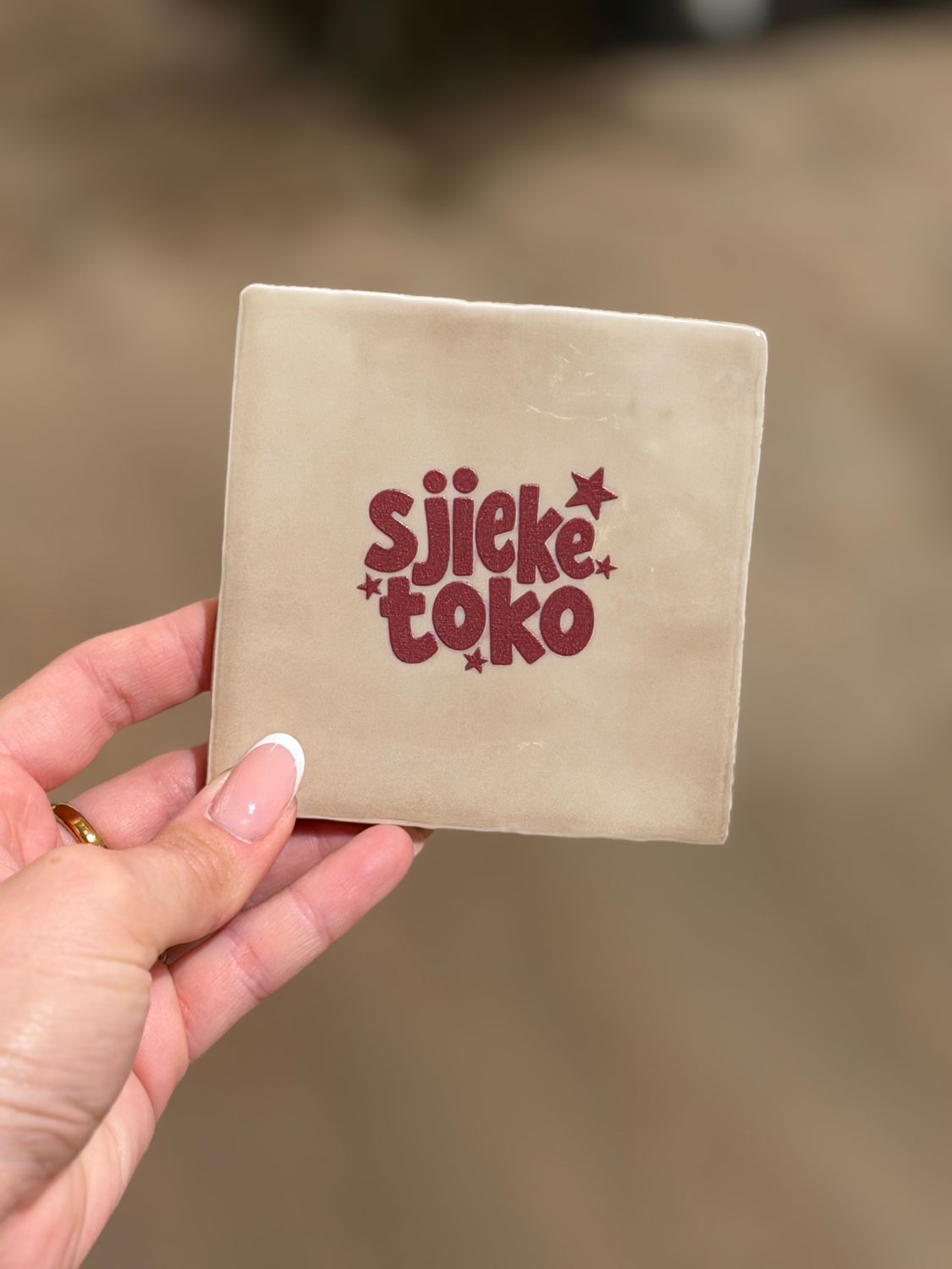 Tegeltje 'Sjieke toko' | beige/burgundy