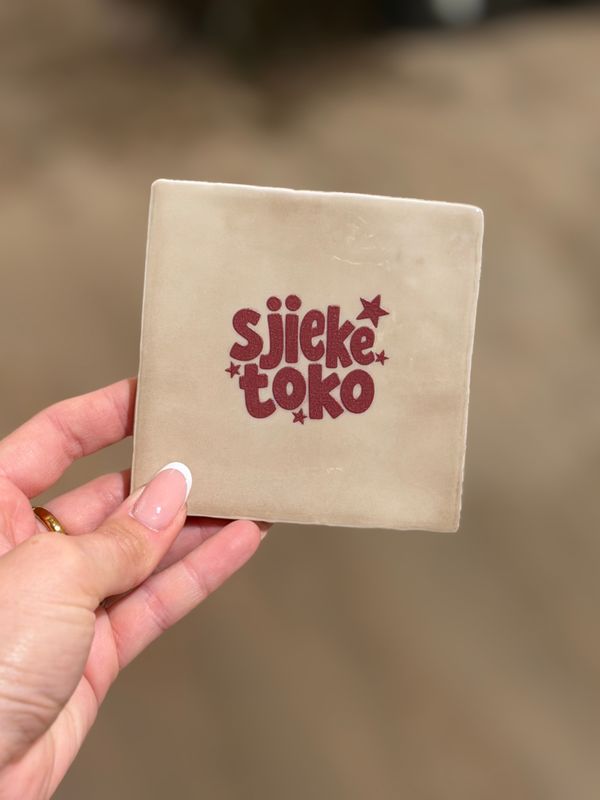 Tegeltje 'Sjieke toko' | beige/burgundy
