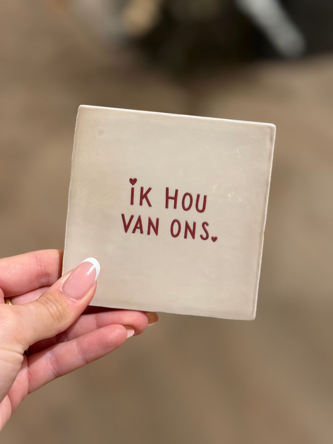 Tegeltje 'Ik hou van ons.' | beige/burgundy