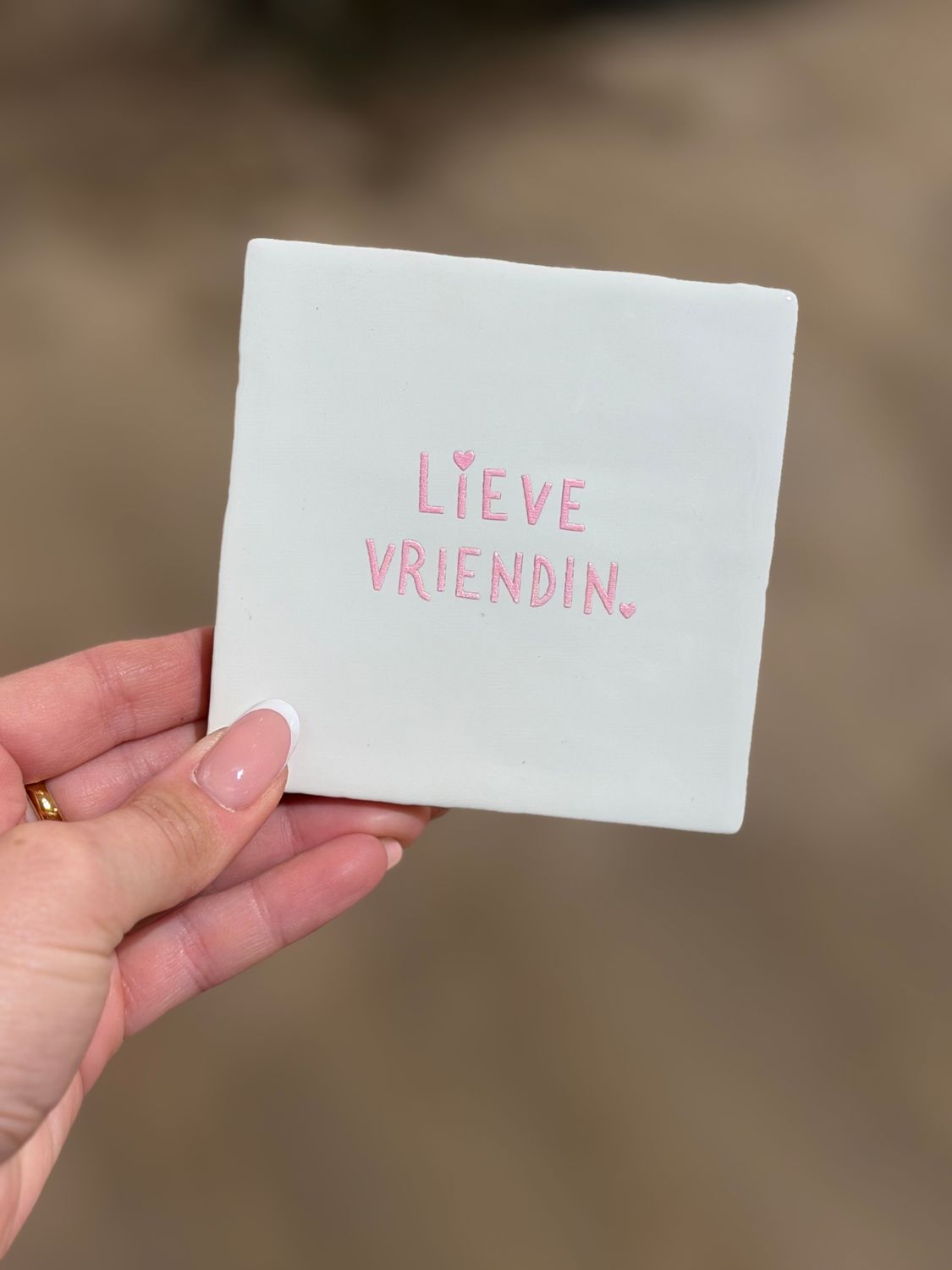 Tegeltje 'Lieve vriendin.' | wit/roze