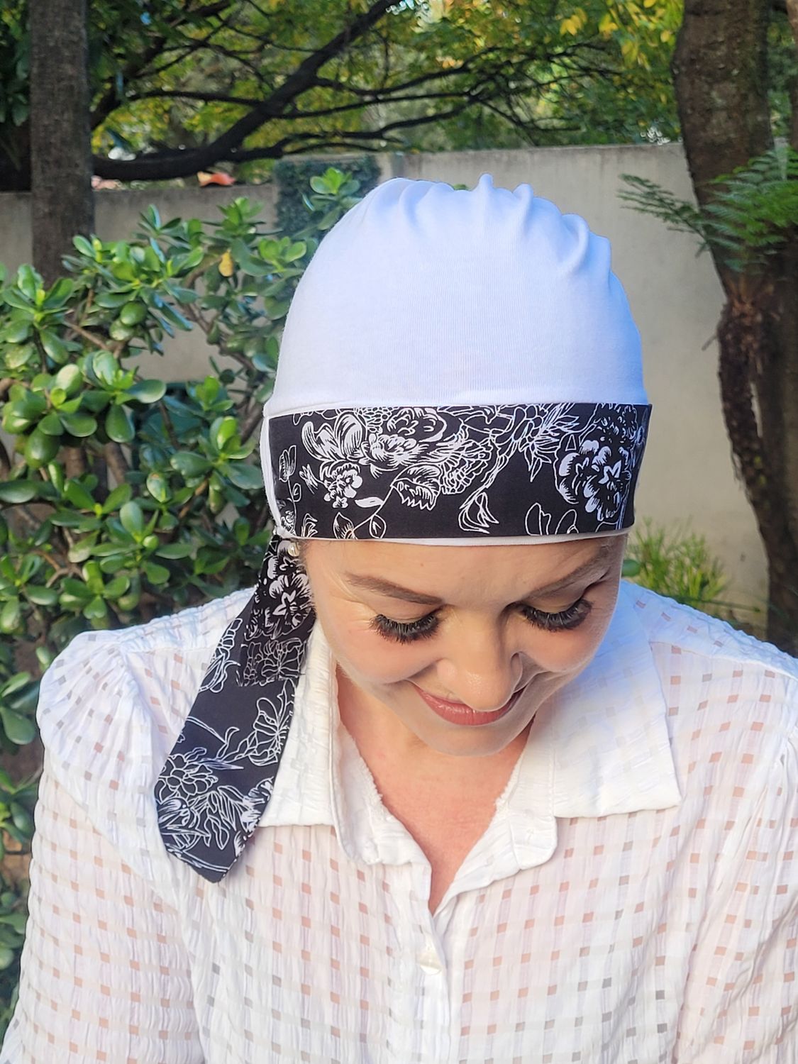 Carey chemo hat - White - Black and white flower Ribbon