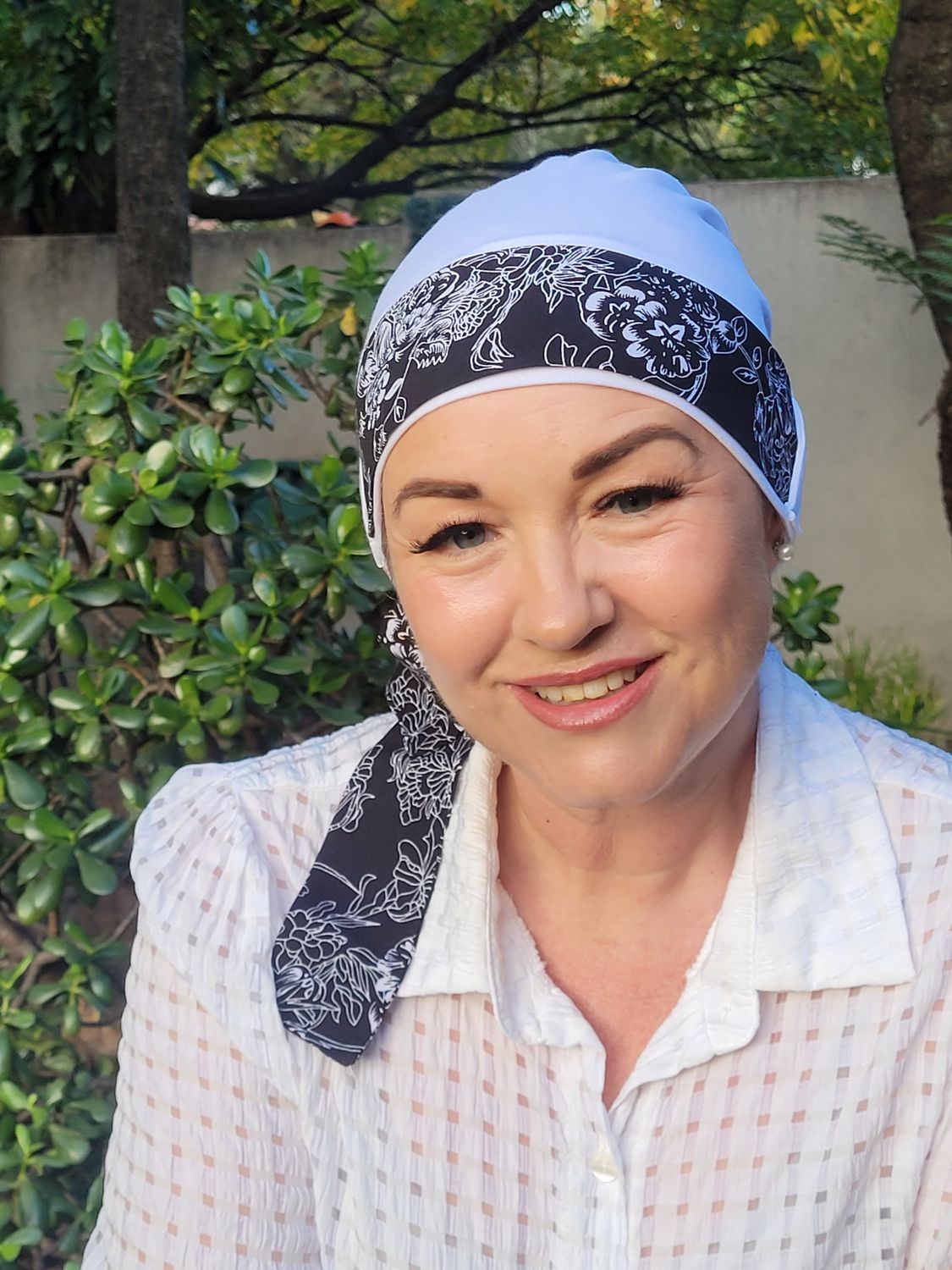 Carey chemo hat - White - Black and white flower Ribbon