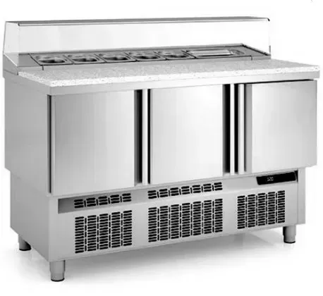 Mesa fría de 3 puertas con 7 cubetas.