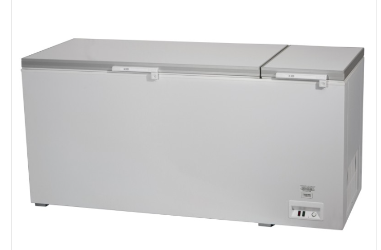 Arcón congelador con tapa abatible doble de 860 L.