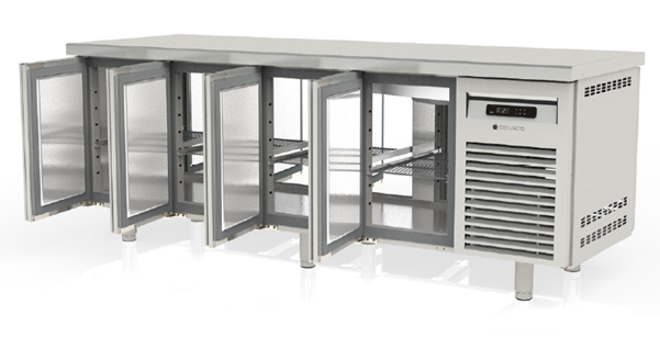 Mesa refrigerada central con 4 puertas pasantes.