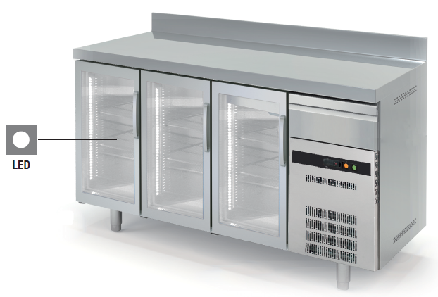 Frente mostrador refrigerado de 3 puertas de cristal.
