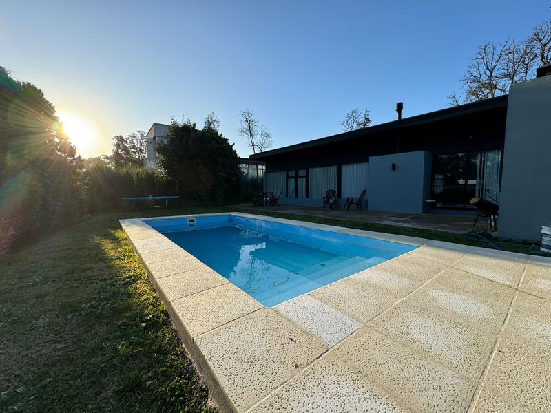 PISCINA MINIMALISTA CON 4 ESCALONES