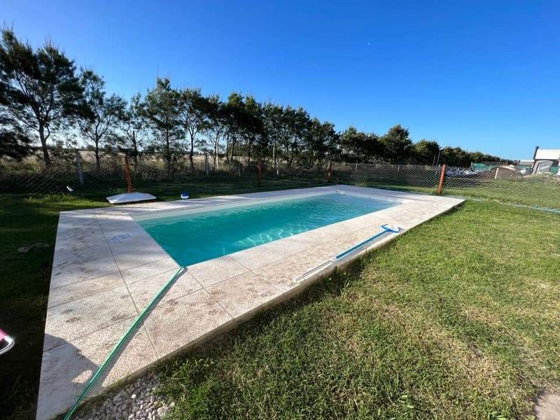 PISCINA MINIMALISTA DE 7.60MX3.30M CON SOLARIUM: 1.30MX2.80M