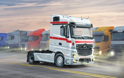 Italeri 3948 - MERCEDES-BENZ MP4 BIG SPACE