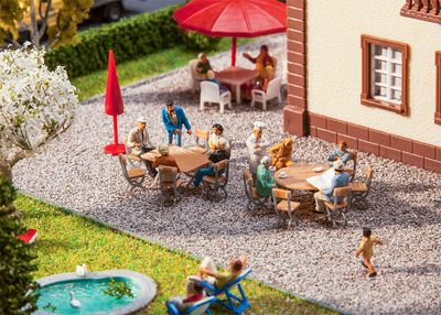 Faller 180957 - 2 Tafels en 12 stoelen