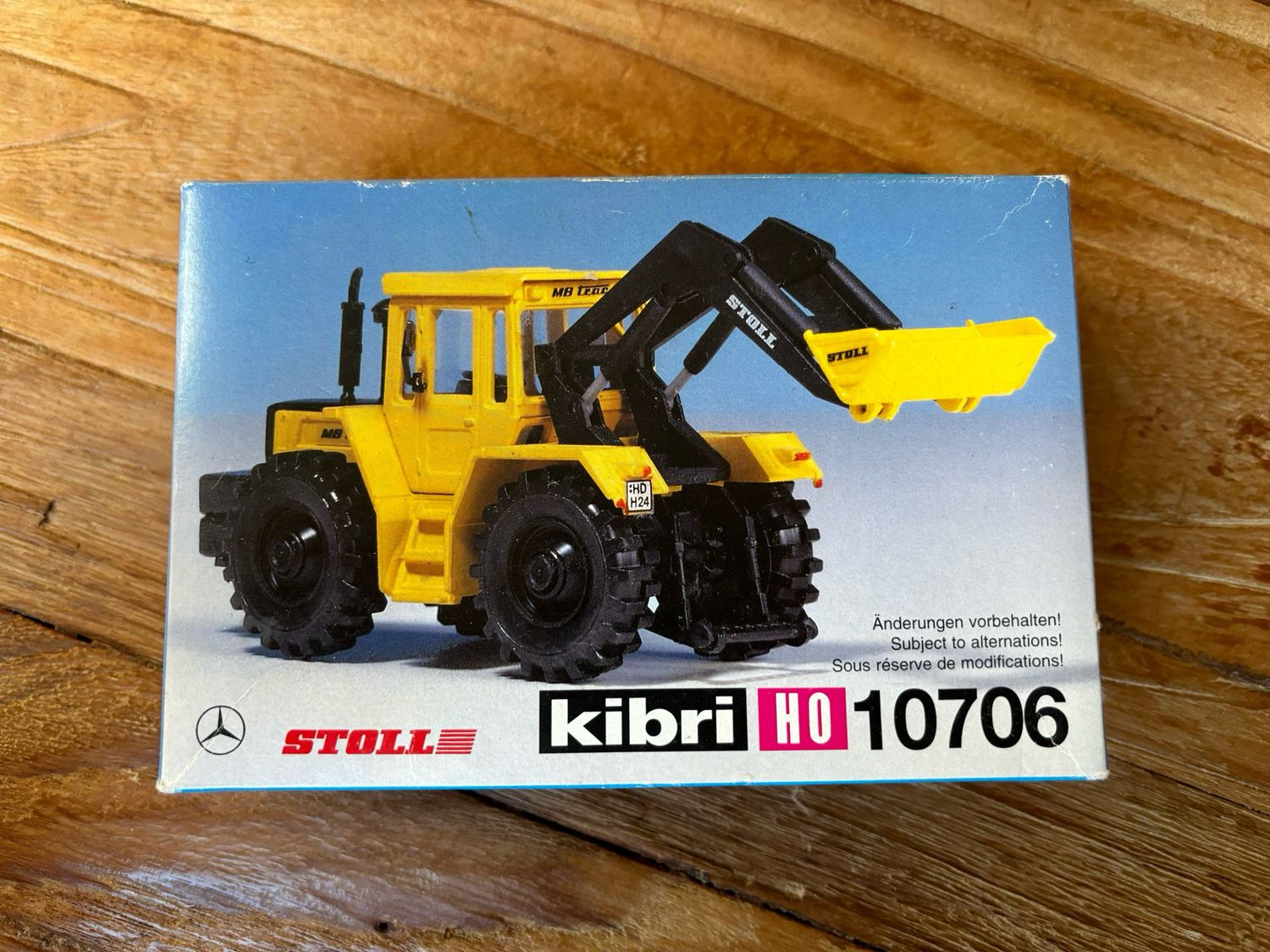 Kibri 10706 - Mercedes Benz tractor met voorlader van  Stoll