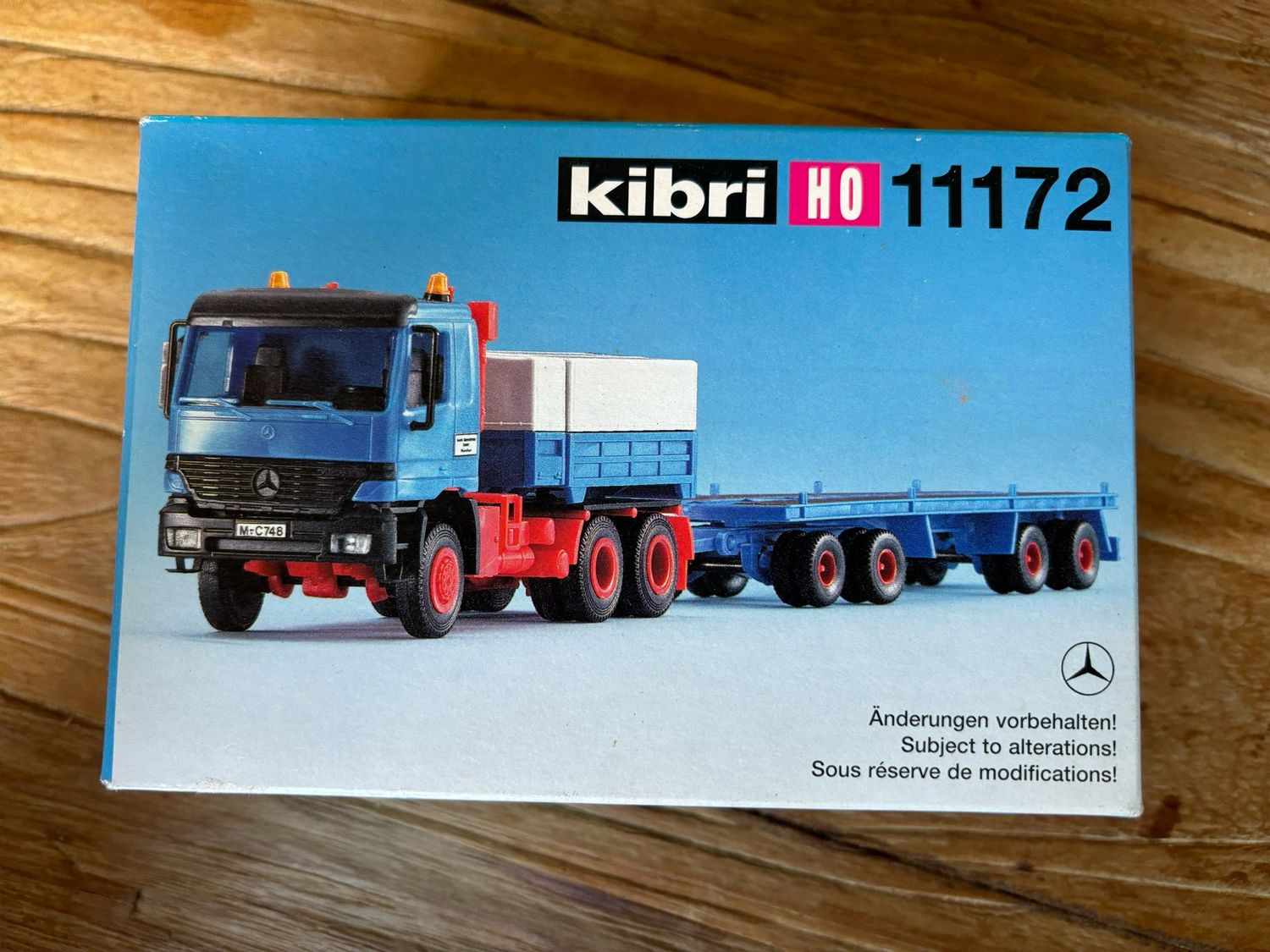 Kibri 11172 - Mercedes Benz vrachtwagen met dieplader