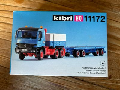 Kibri 11172 - Mercedes Benz vrachtwagen met dieplader