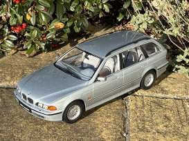 9 Triple collection 1800390 - BMW 5 serie touring e39 Artic Silber 1998 1:18