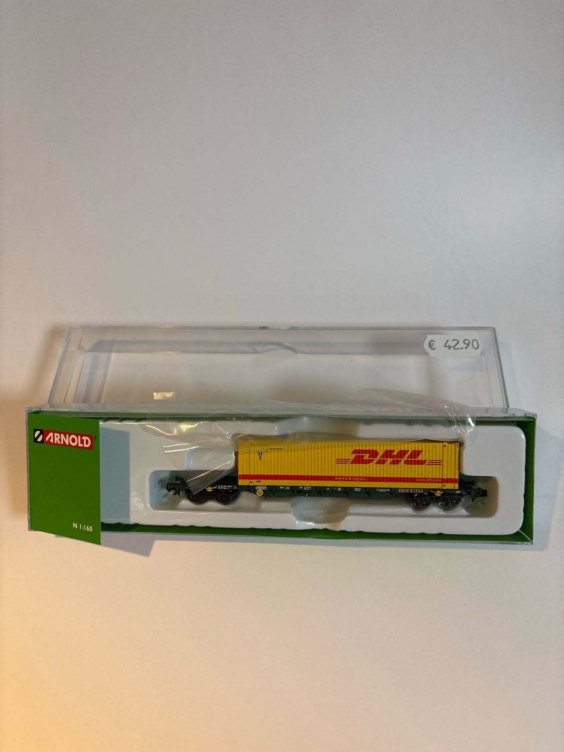 Arnold HN6588 - Containerwagen 4-achsig Bauart Sgnss in grüner Lackierung, beladen mit einem 45´ Container ´DHL´ 1:160 (N)