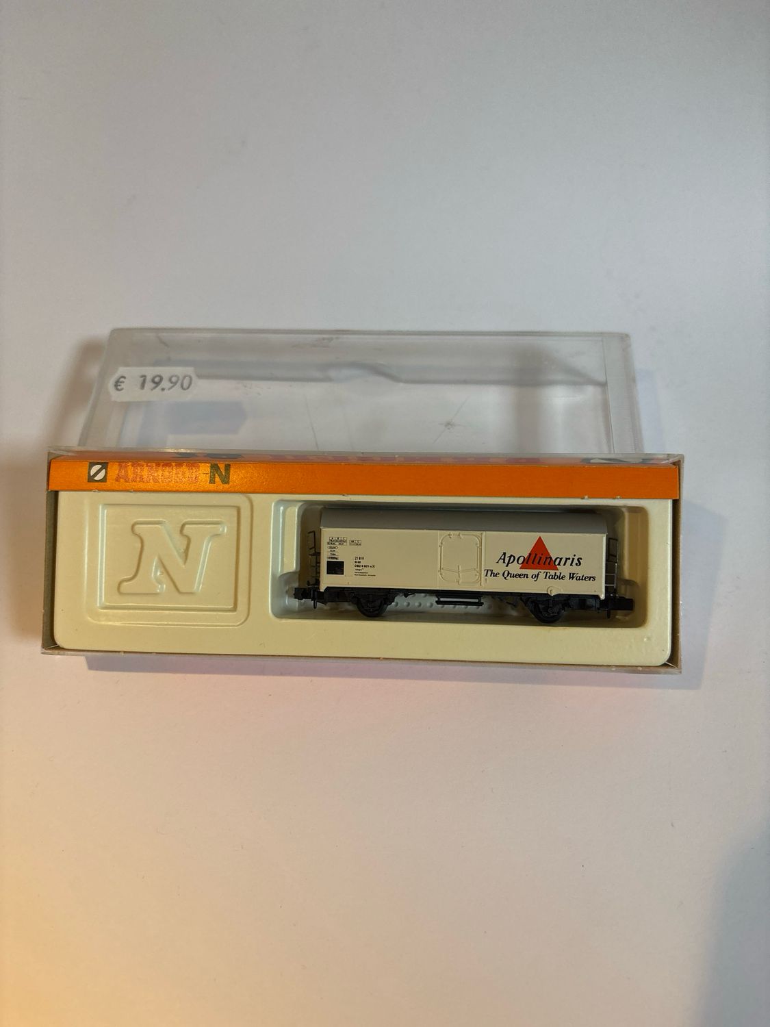 Arnold 4577 - Kühlwagen, Gattung/Bauart Ichqrs 377, 2-achsig, beige, ´Apollinaris´ 1:160 (N)