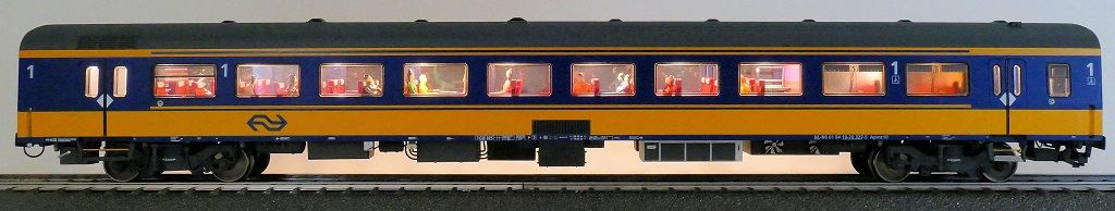 Exact-train 11153 - NS ICRm Amsterdam - Breda für den Inlandseinsatz Reisezugwagen Apmz10 ( Farbe Gelb / Blau) mit Beleuchtung und Figuren H0