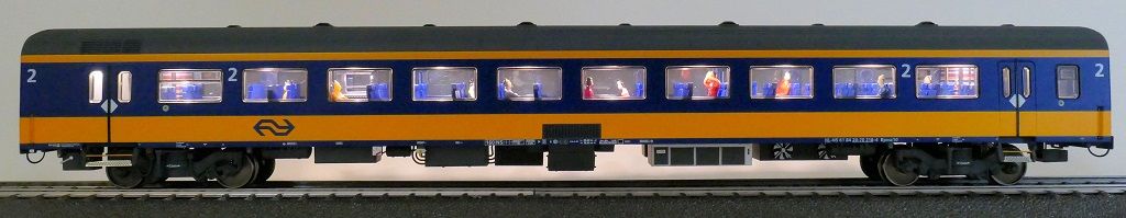 Exact-train 11155 - NS ICRm Amsterdam - Breda für den Inlandseinsatz Reisezugwagen Bpmz10 ( Farbe Gelb / Blau) mit Beleuchtung und Figuren H0