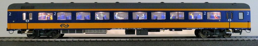 Exact-train 11150 - NS ICRm Amsterdam - Breda für den Inlandseinsatz Endwagen Bpmez10 (Farbe Gelb / Blau) mit Beleuchtung und Figuren H0