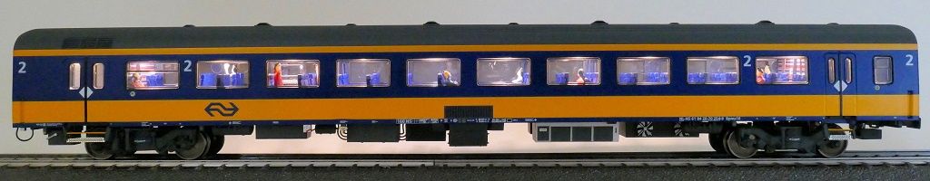 Exact-train 11154 - NS ICRm Amsterdam - Breda für den Inlandseinsatz Reisezugwagen Bpmz10 ( Farbe Gelb / Blau) mit Beleuchtung und Figuren H0