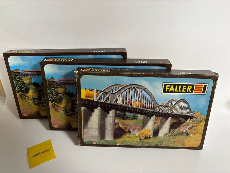 Faller 2901 (2x)  en 2927 - 8 rechte brugdelen &amp; 32 betonnen brugpijlers Z