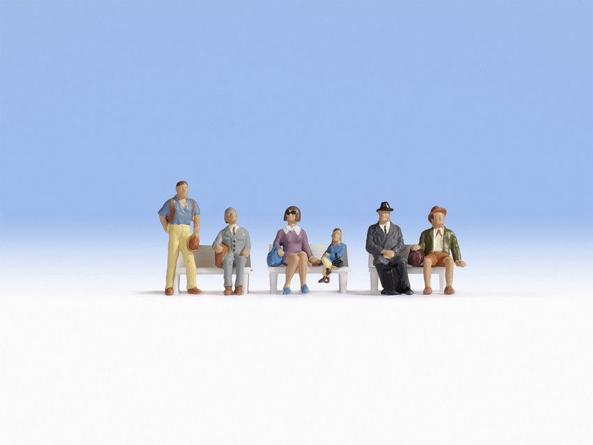 Noch 36240 - Reizigers (zonder bankjes) N