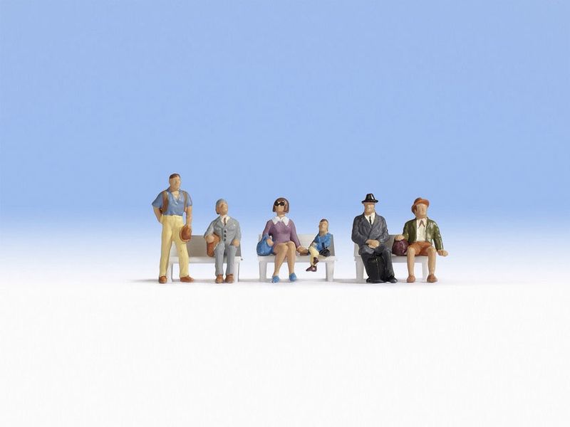 Noch 36240 - Reizigers (zonder bankjes) N