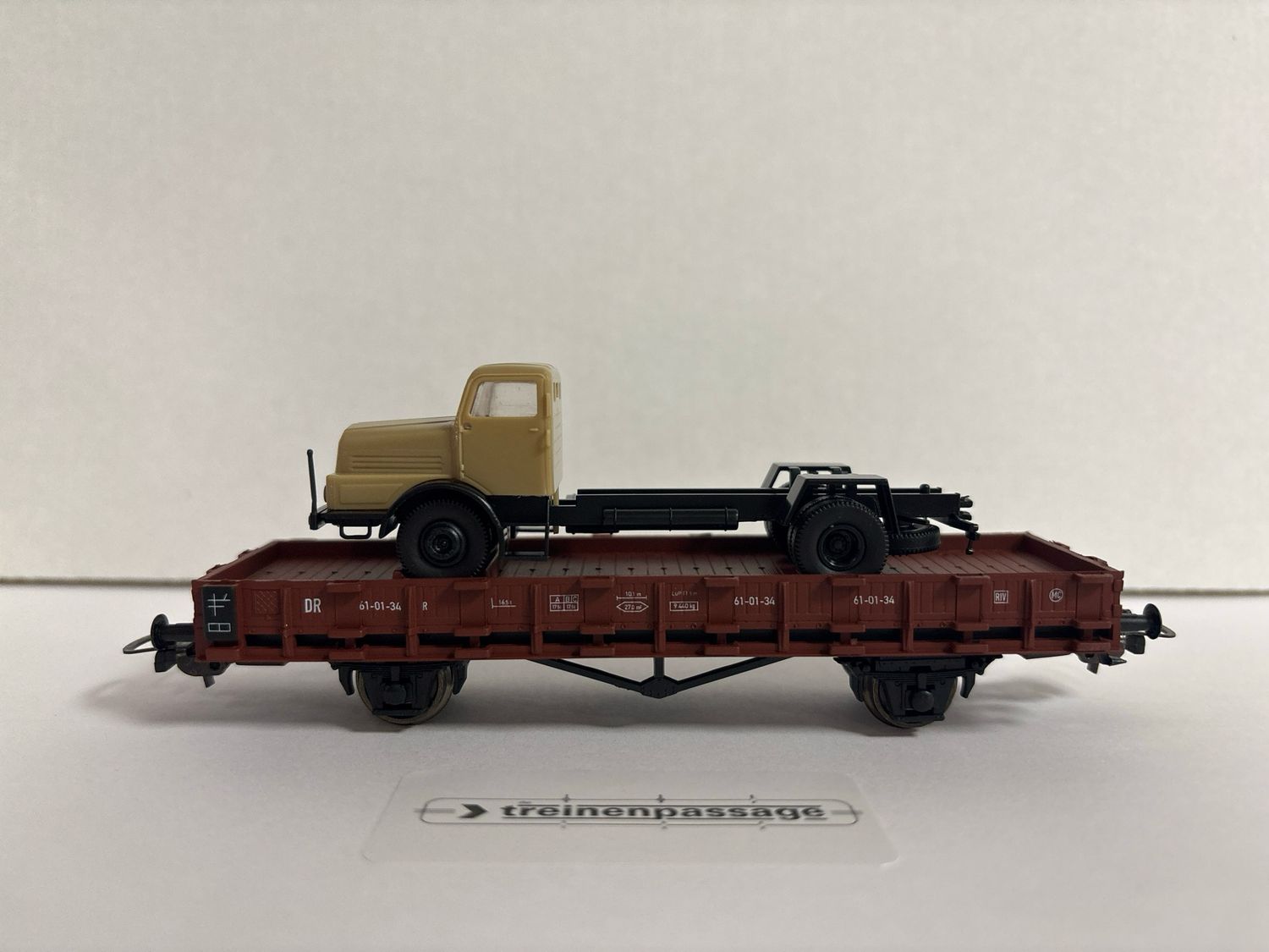 Piko 54130 - Open goederenwagon met Brekina auto, DR, III