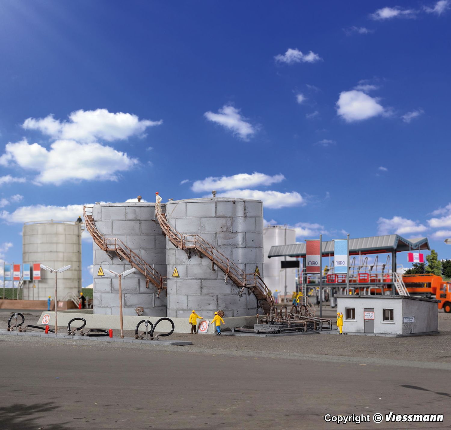 Kibri 37467 - Twee MIRO hoogbouwtanks met kantoorgebouw en tankstation N
