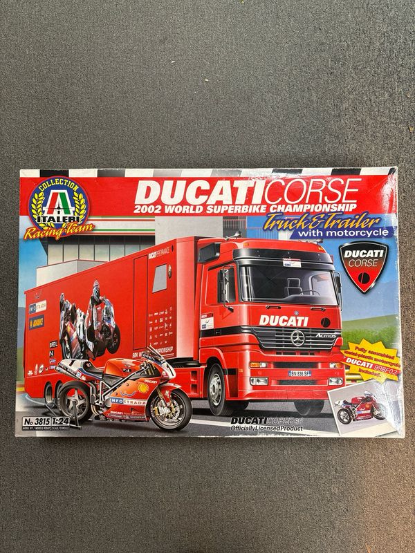 Italeri 3815 - DUCATI Racing team truck &amp; trailer 1:24