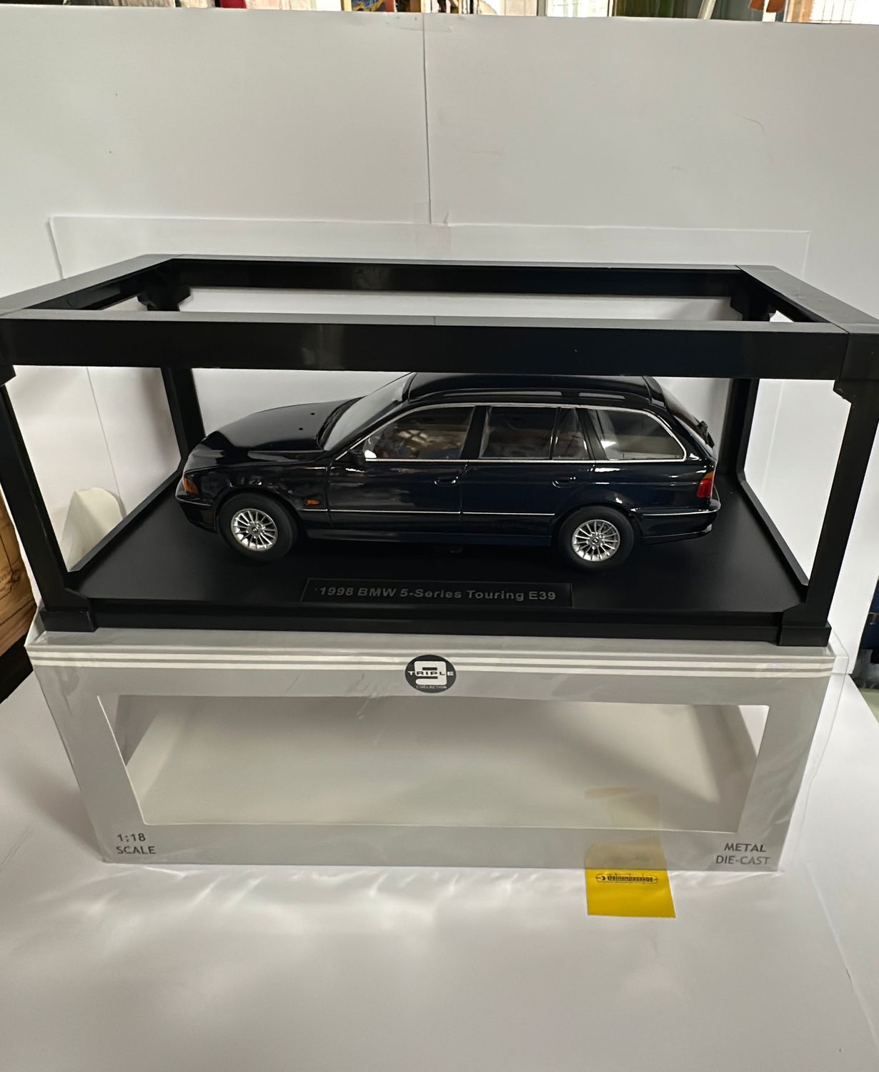 Triple 9 1:18 - BMW 5 serie touring e39 Orient Blue 1998 1:18