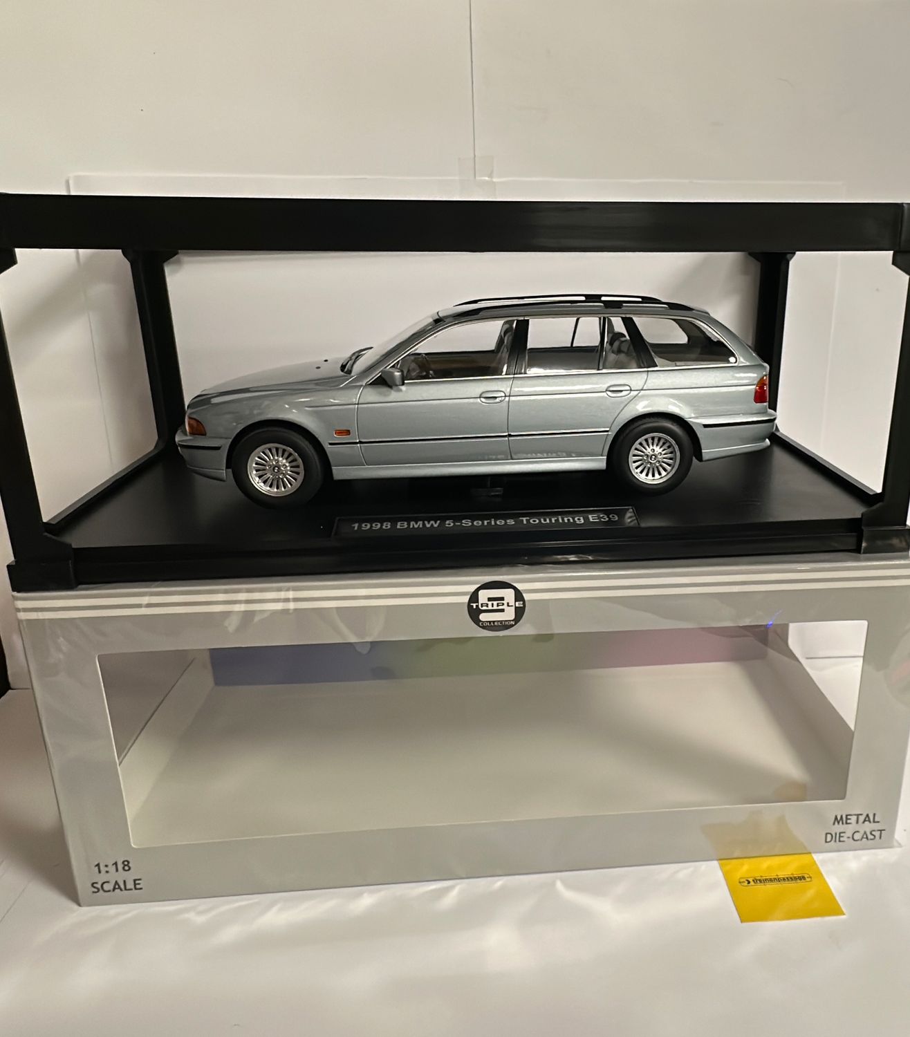 Triple 9 1:18 - BMW 5 serie touring e39 Artic Silber 1998 1:18