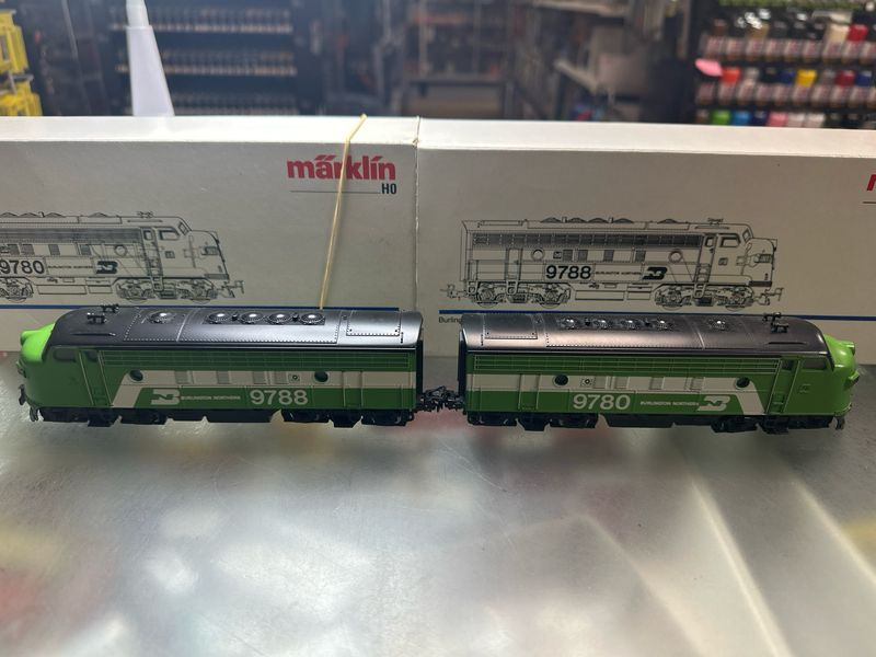 Märklin 3181/ 4181 - Diesellocomotief &amp; bijwagen USA Burlington Northern