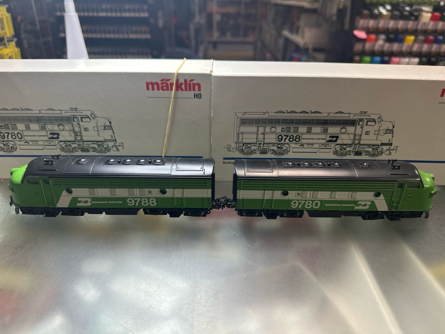 Märklin 3181/ 4181 - Diesellocomotief &amp; bijwagen USA Burlington Northern
