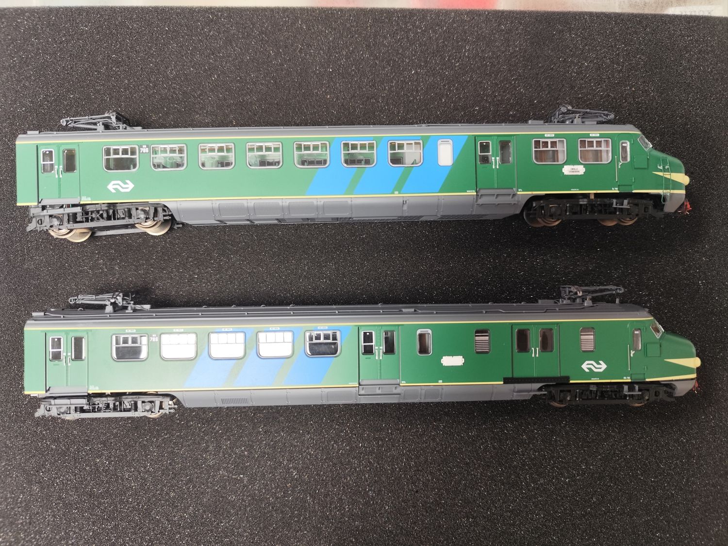 Occasion | Artitec 20.402.03 - Mat 54 HK4 786 , groen, dig met binnenverl, "Hondekop"