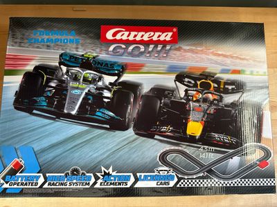 Carrera Go!!!  20063518 - Triple Formula World Champion Starter Version; Max Verstappen vs. Lewis Hamilton - Red Bull vs. Mercedes