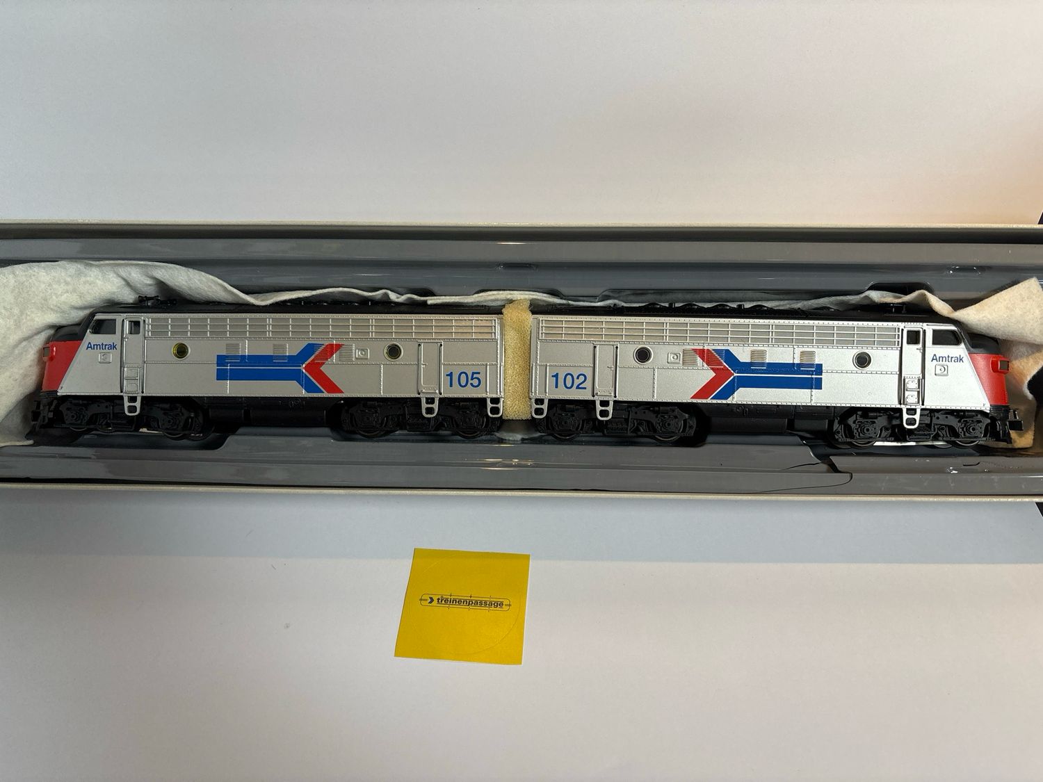 Trix 22590 - Diesel locomotief EMD F7 Amtrak  H0