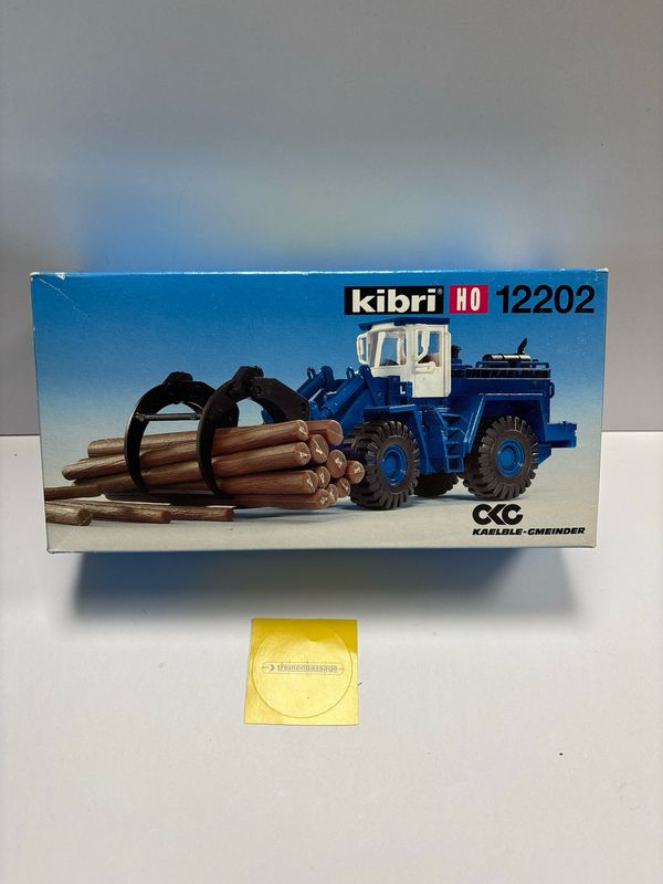 Kibri 12202 - Zware wiellader - Kaelble -- met houtgrijper en boomstammen (blauw, wit) H0