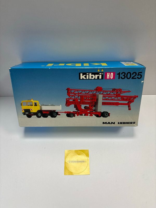 Kibri 13025 - MAN kipperwagen en LIEBHERR SK 20 snelmontagekraan H0
