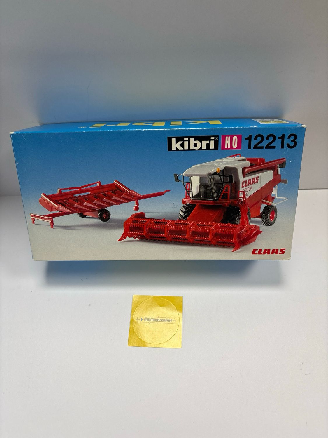 Kibri 12213 - CLAAS maaidorser met maïs- en graankoppen en aanhanger voor het transport van de koppen (rood, wit) H0